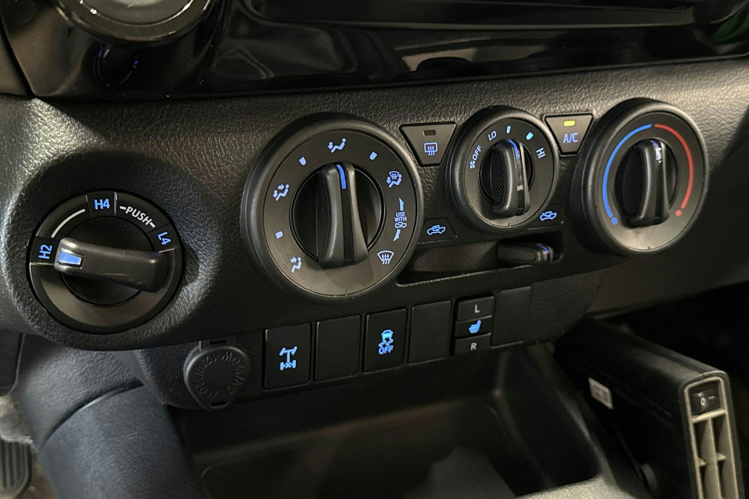 valkoinen Toyota Hilux 2017 kuva 22.
