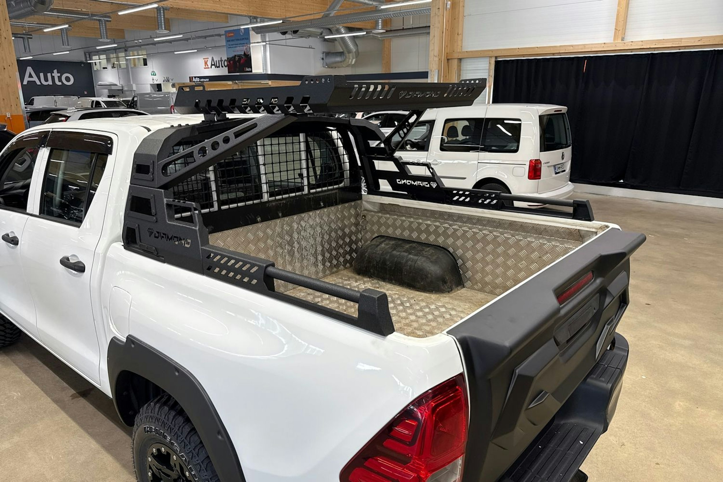 valkoinen Toyota Hilux 2017 kuva 24.