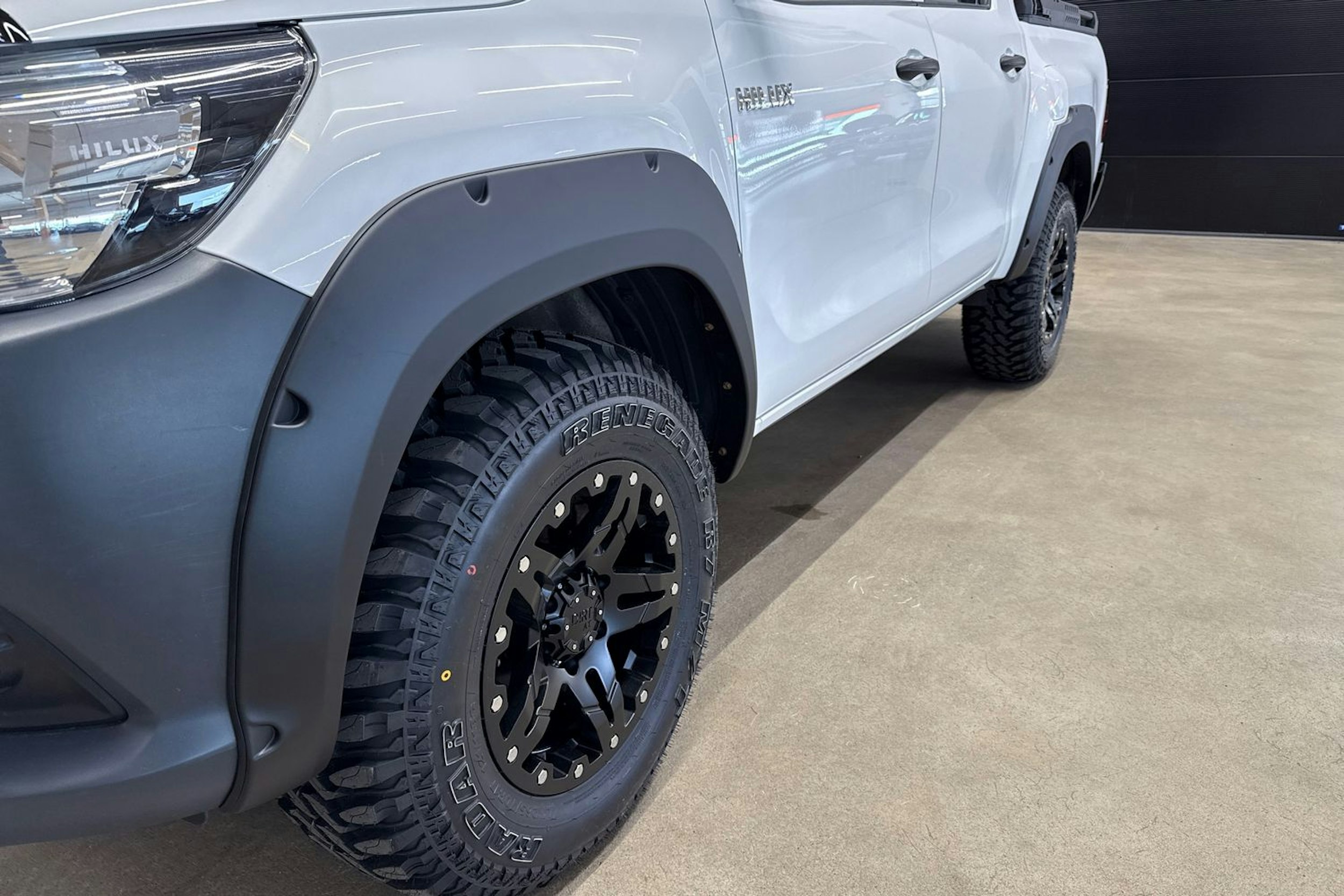 valkoinen Toyota Hilux 2017 kuva 26.