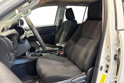 valkoinen Toyota Hilux 2017 kuva 8.