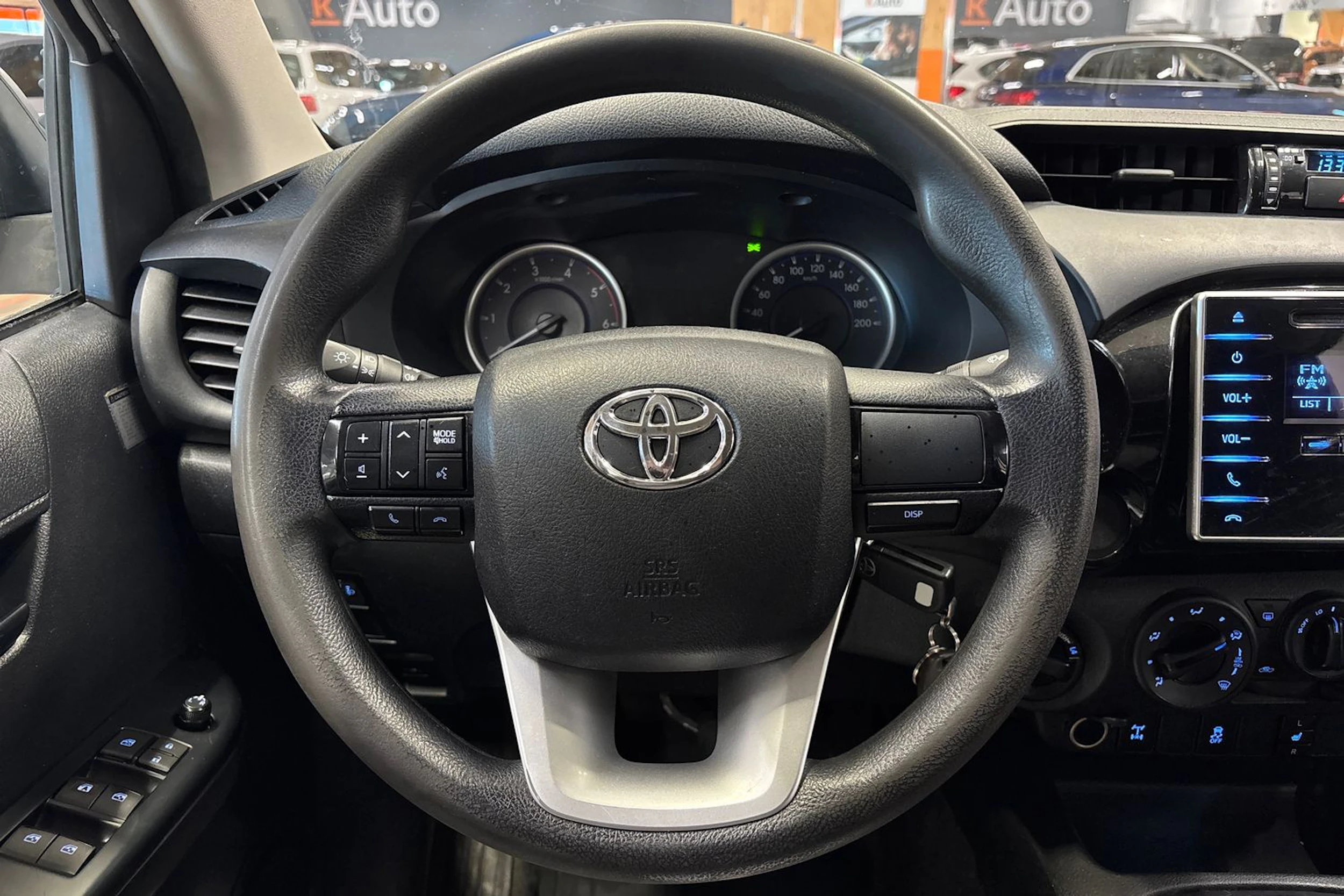 valkoinen Toyota Hilux 2017 kuva 19.