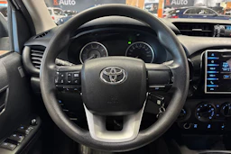 valkoinen Toyota Hilux 2017 kuva 19.