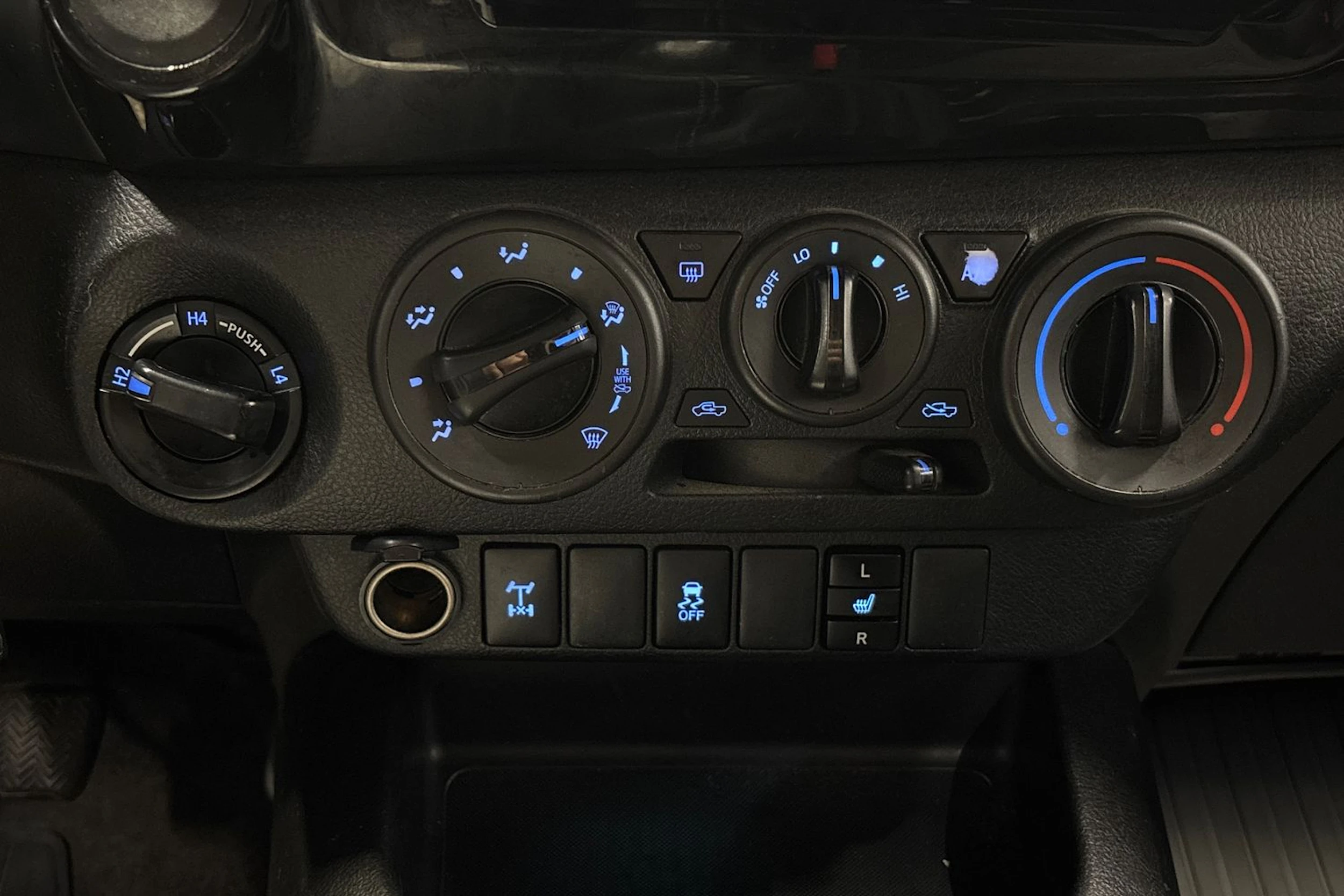 valkoinen Toyota Hilux 2017 kuva 22.