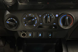 valkoinen Toyota Hilux 2017 kuva 22.