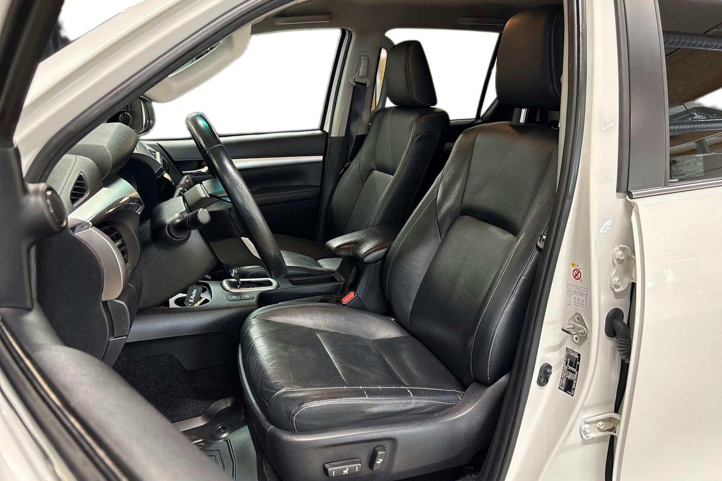 Valkoinen Toyota Hilux 2017 kuva 8.