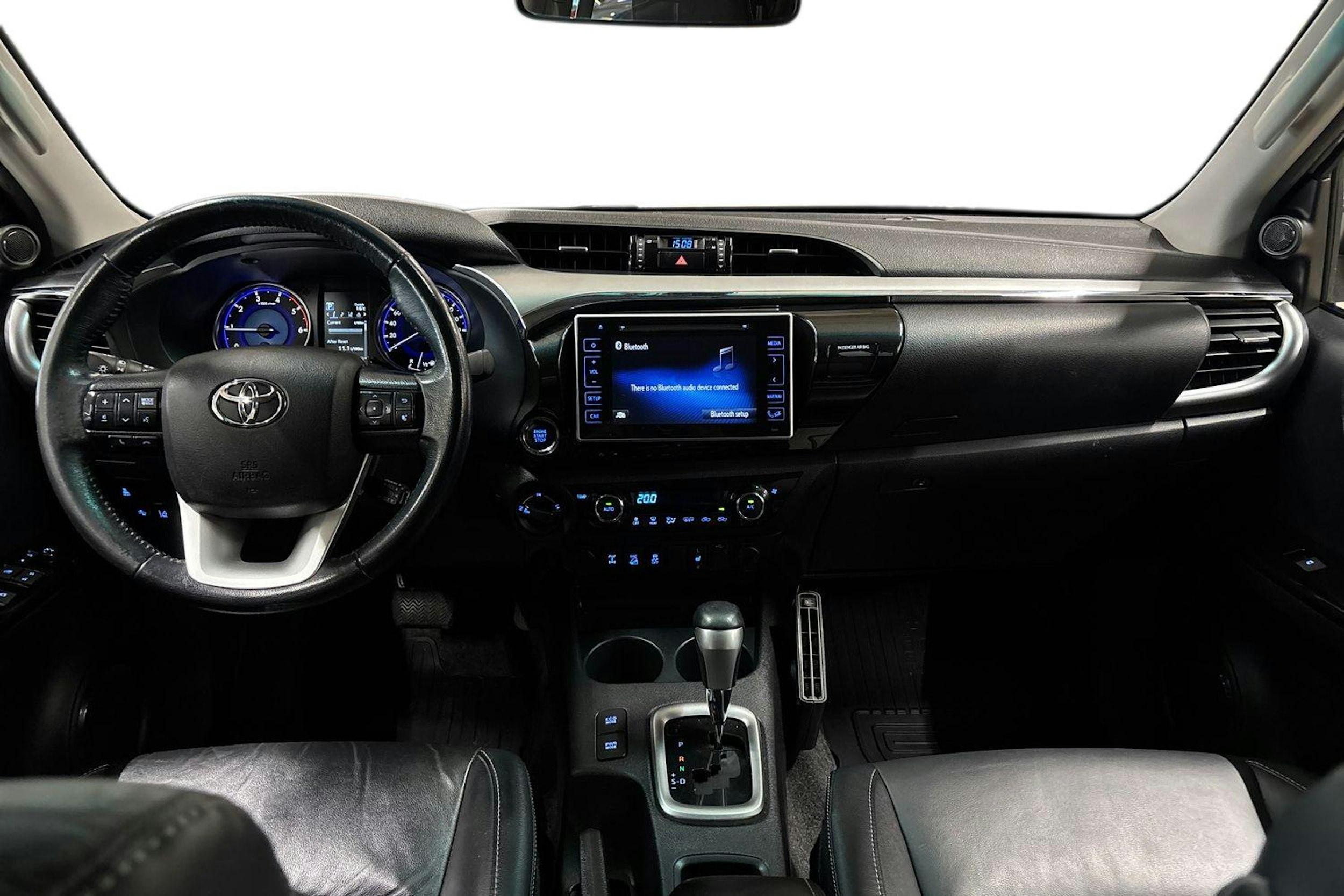 Valkoinen Toyota Hilux 2017 kuva 9.