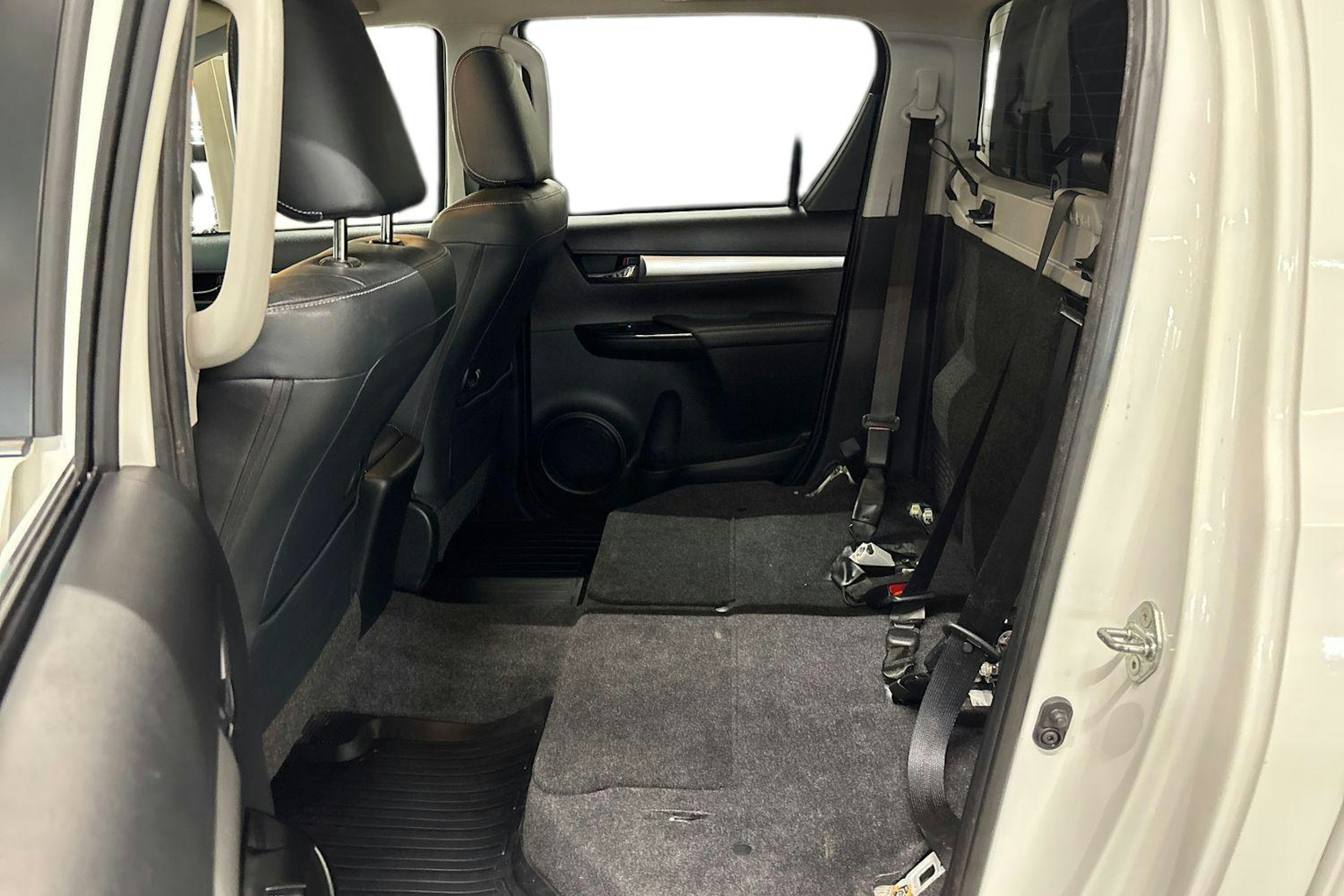 Valkoinen Toyota Hilux 2017 kuva 11.