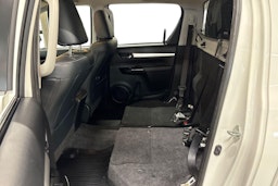 Valkoinen Toyota Hilux 2017 kuva 11.