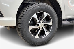 Valkoinen Toyota Hilux 2017 kuva 12.