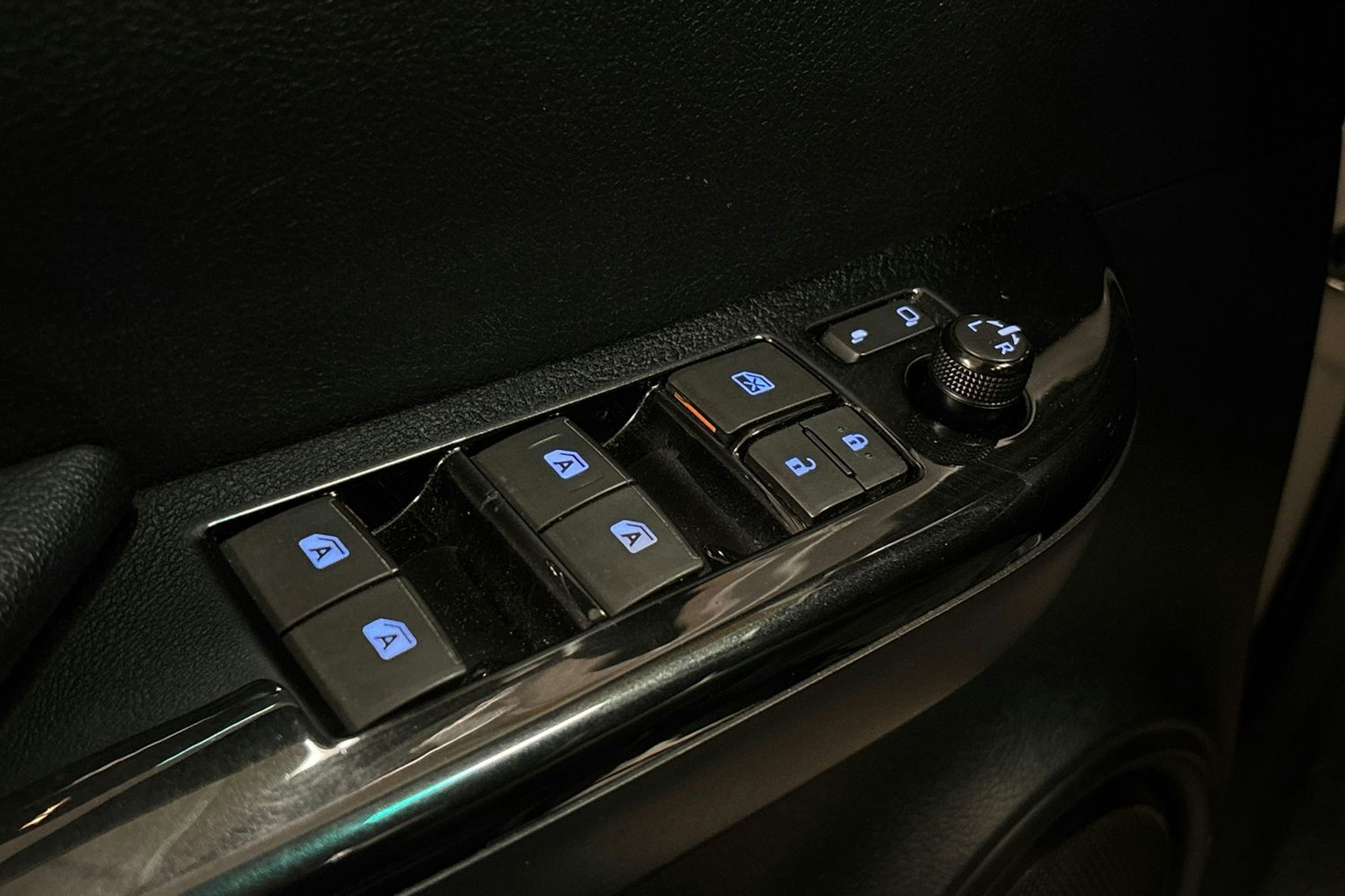 Valkoinen Toyota Hilux 2017 kuva 13.