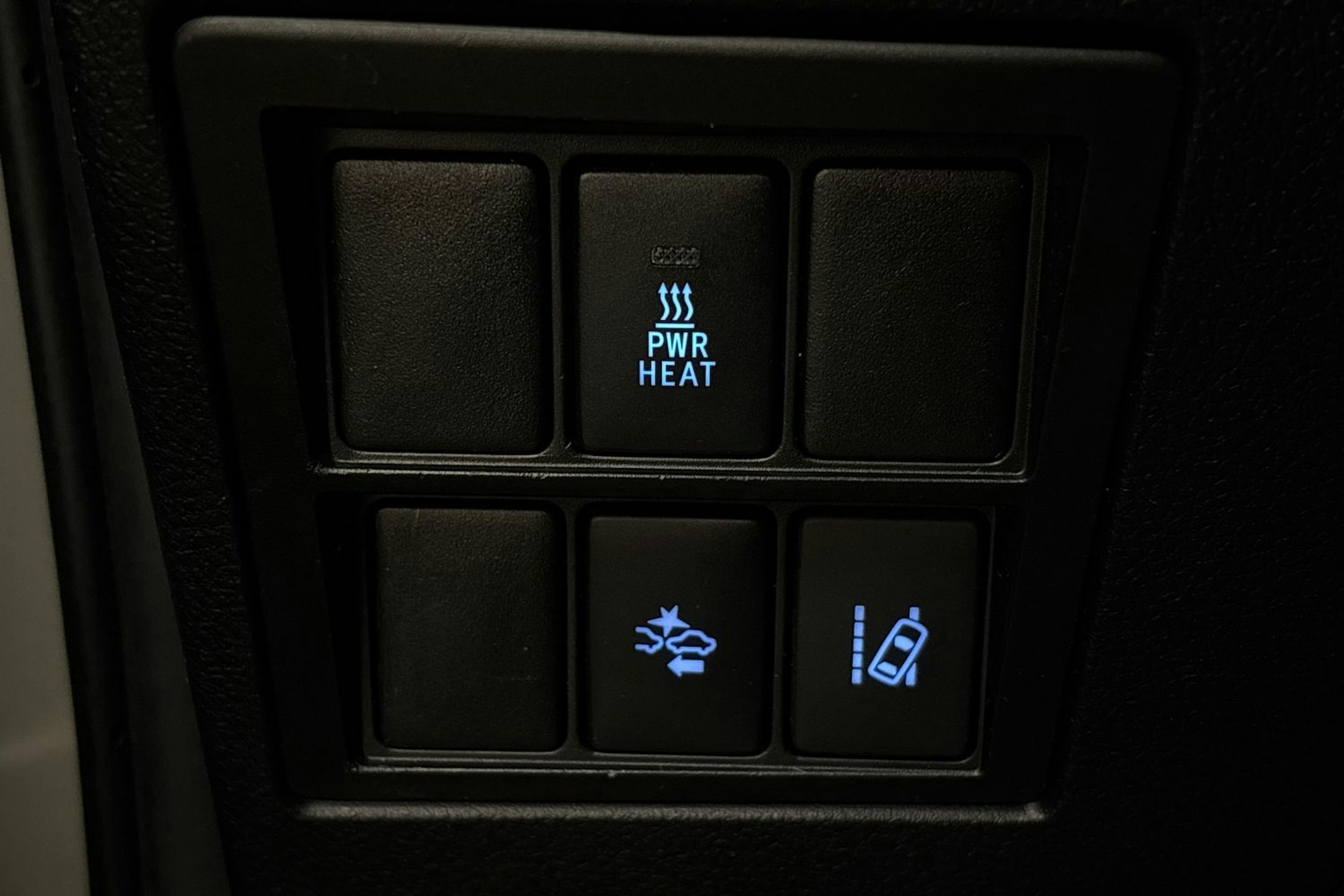 Valkoinen Toyota Hilux 2017 kuva 15.