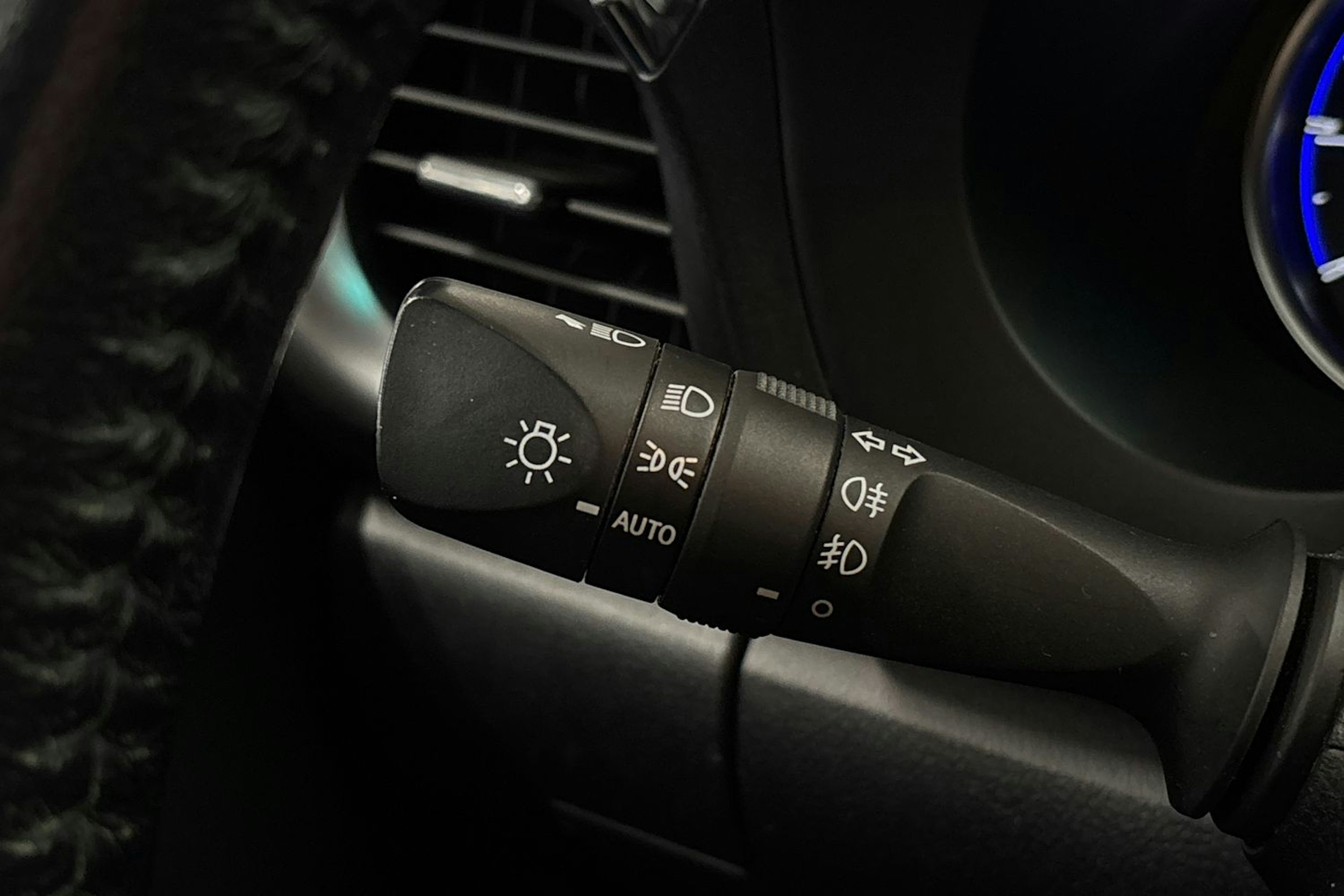 Valkoinen Toyota Hilux 2017 kuva 16.