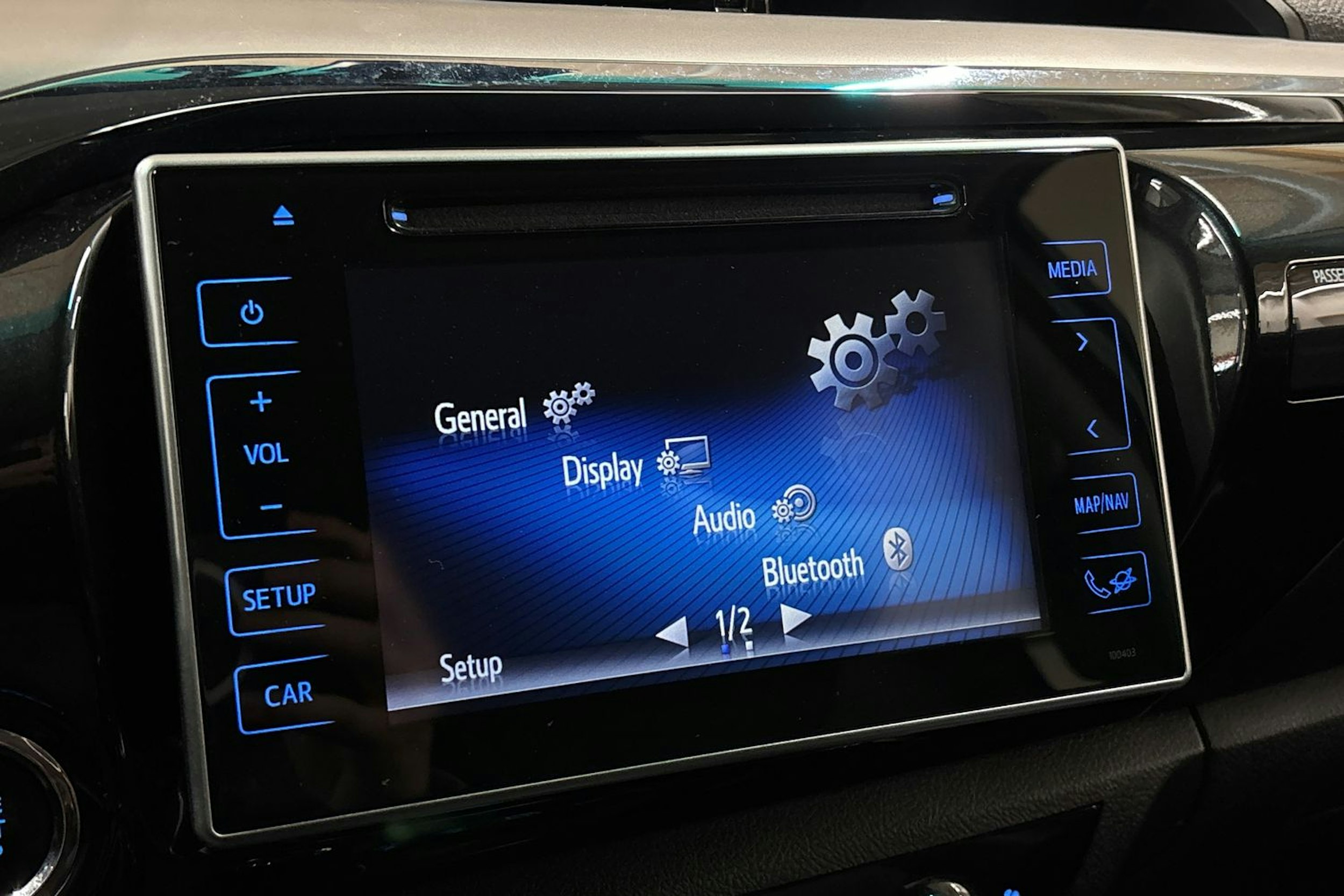 Valkoinen Toyota Hilux 2017 kuva 23.