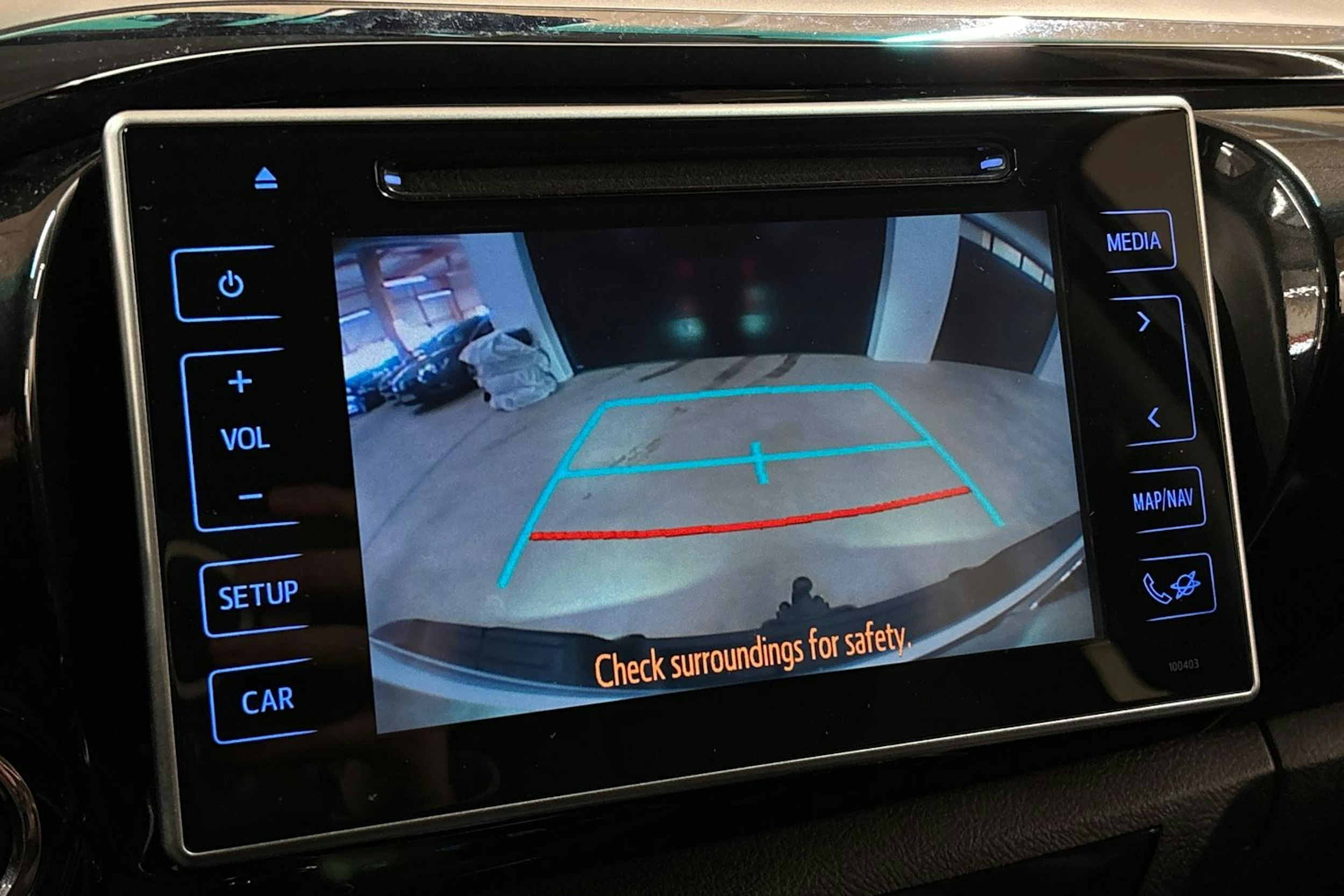 Valkoinen Toyota Hilux 2017 kuva 24.