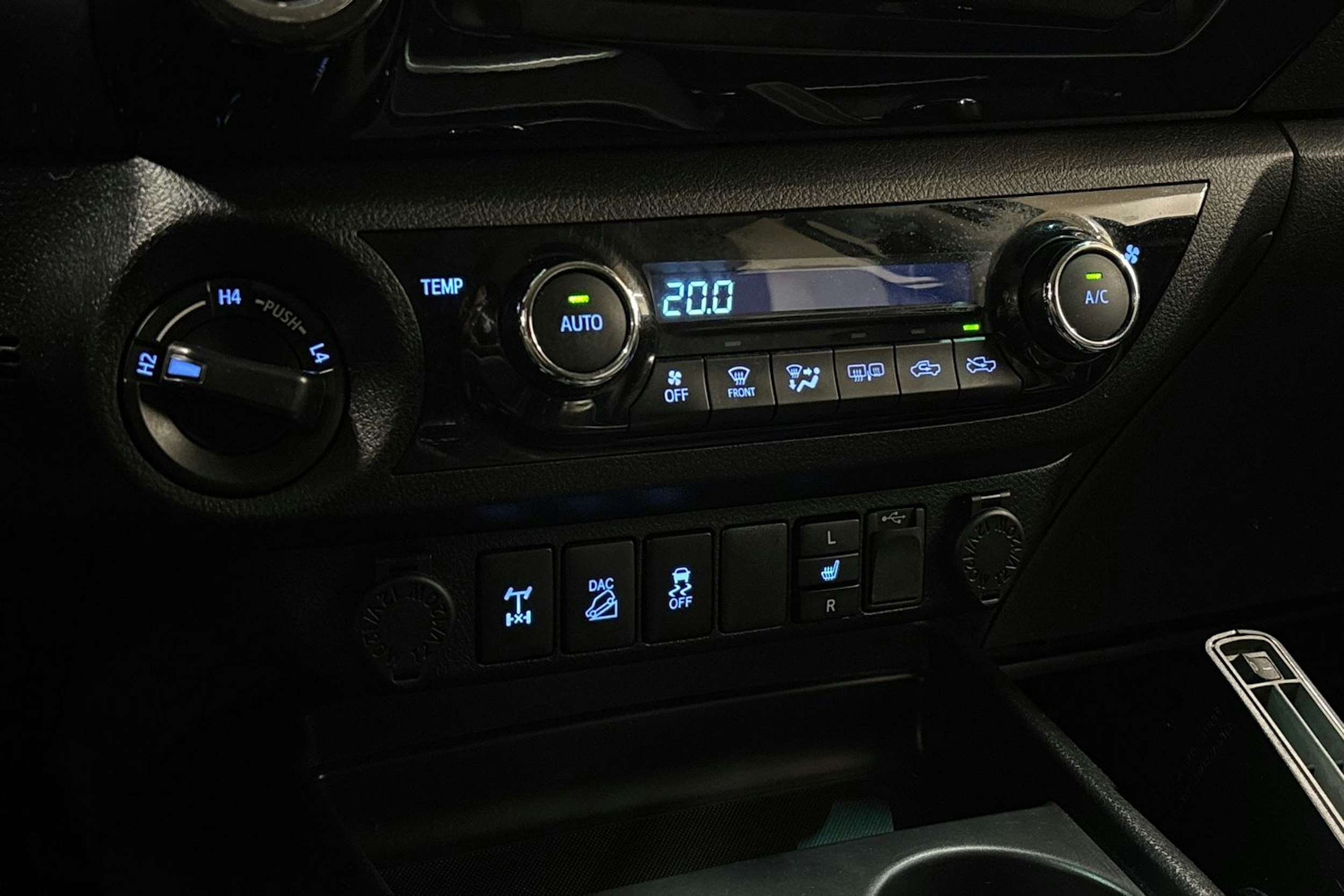 Valkoinen Toyota Hilux 2017 kuva 25.