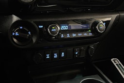 Valkoinen Toyota Hilux 2017 kuva 25.