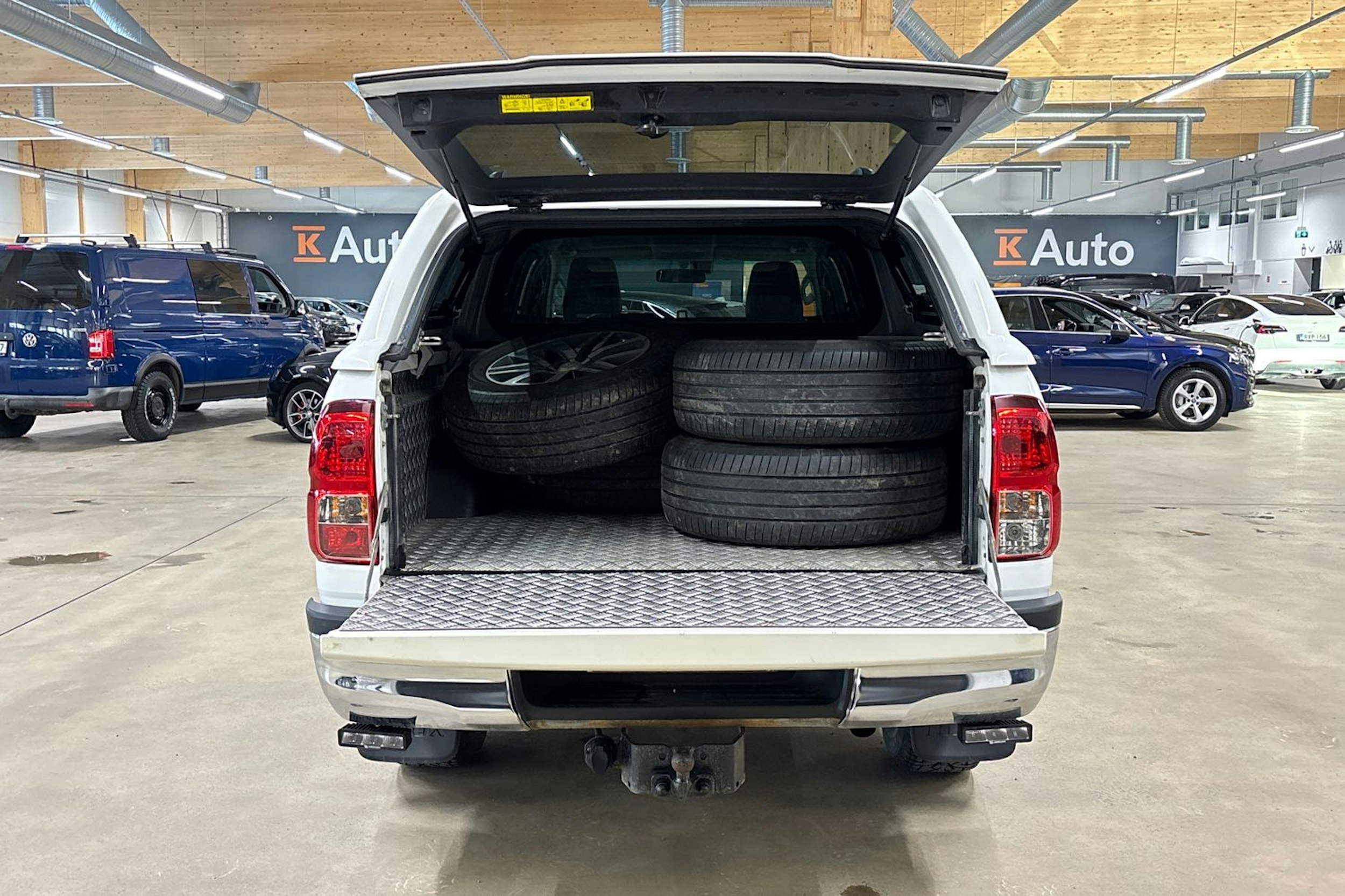 Valkoinen Toyota Hilux 2017 kuva 28.