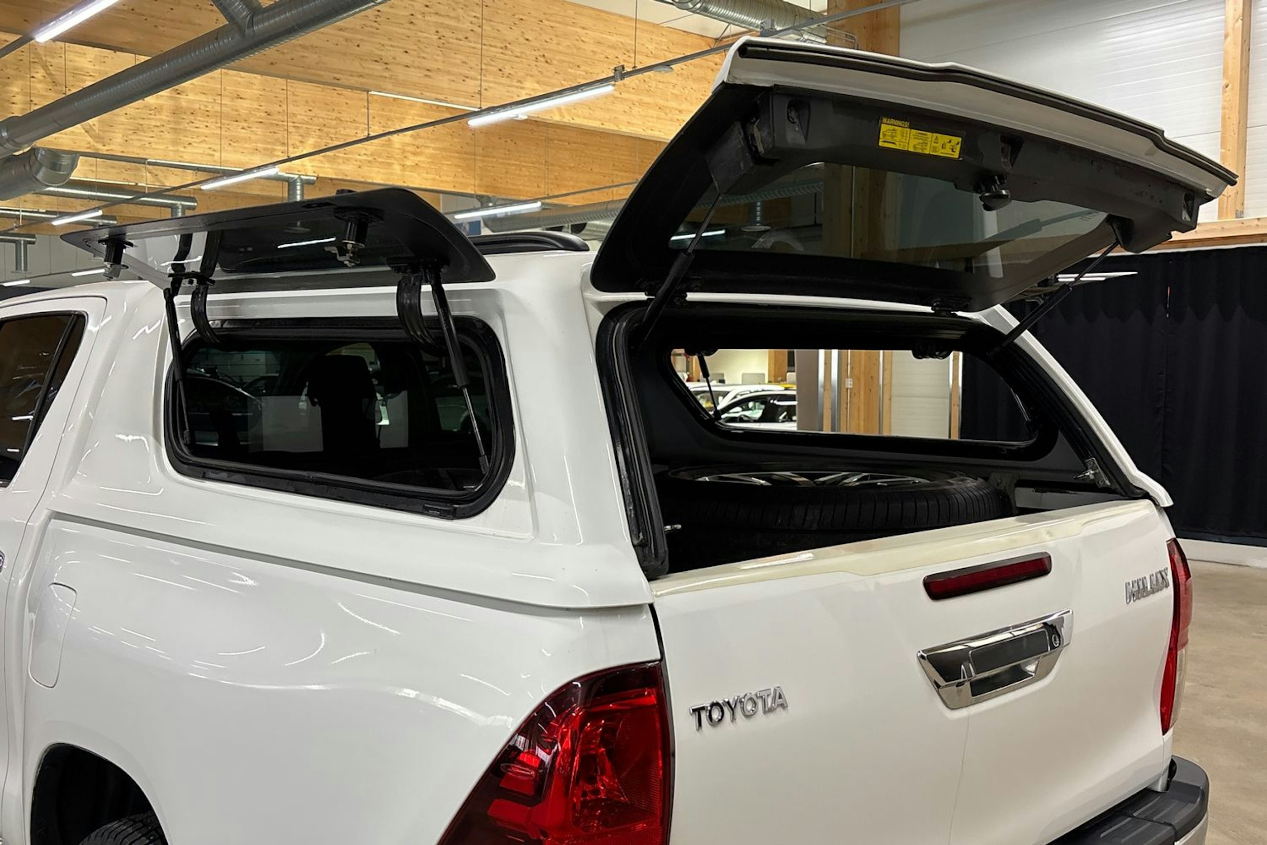 Valkoinen Toyota Hilux 2017 kuva 29.