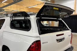 Valkoinen Toyota Hilux 2017 kuva 29.