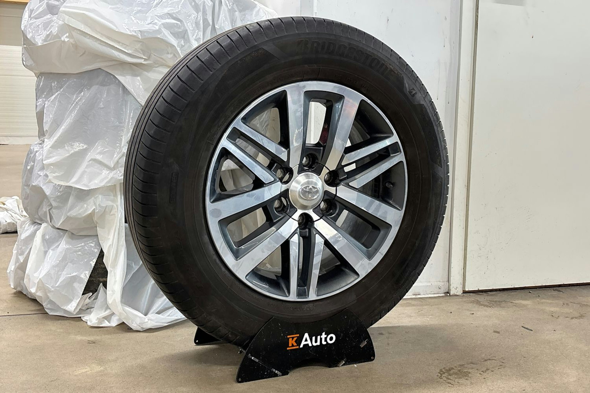 Valkoinen Toyota Hilux 2017 kuva 30.