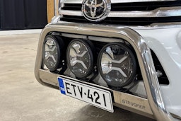 Valkoinen Toyota Hilux 2017 kuva 33.