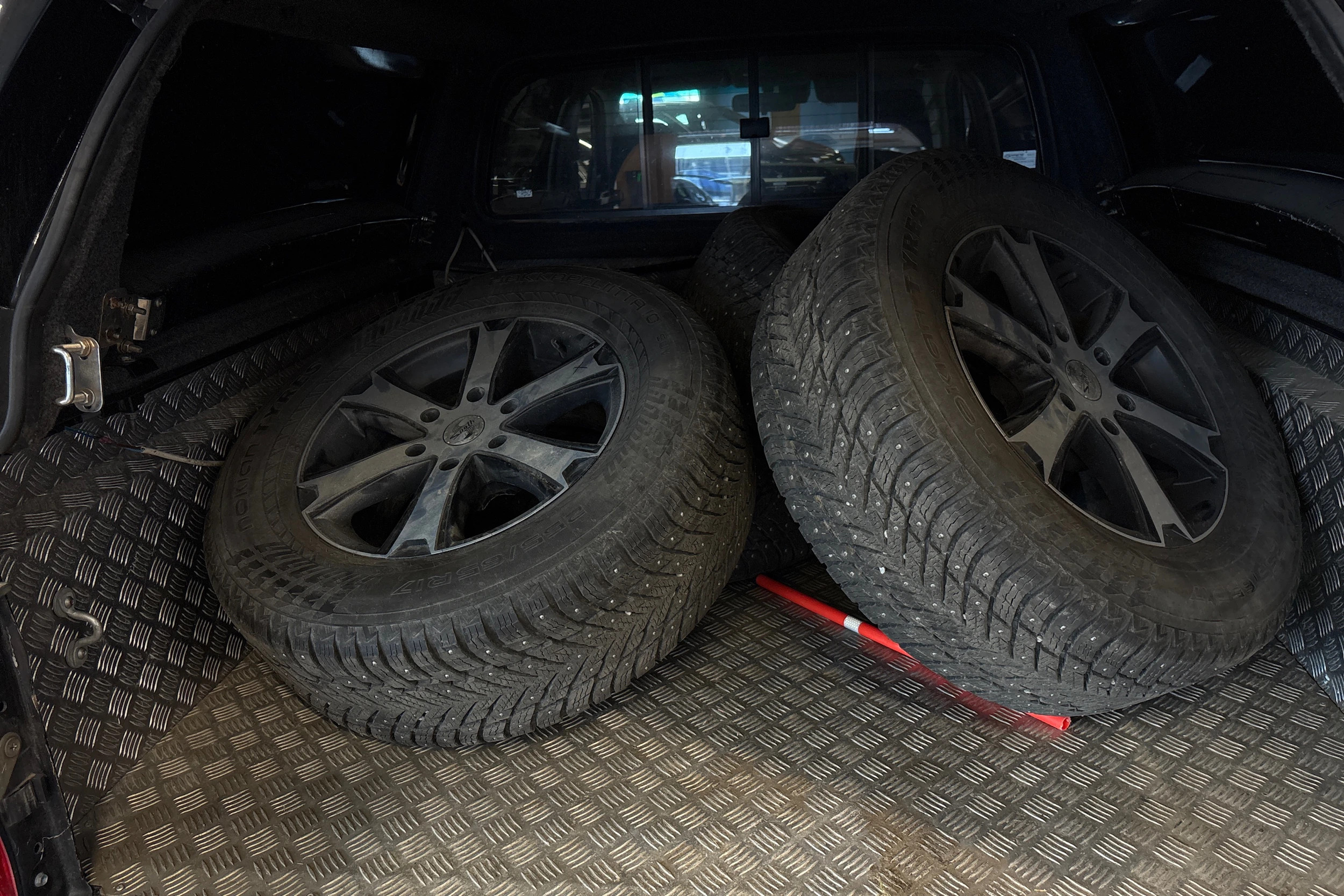 musta Toyota Hilux 2017 kuva 4.