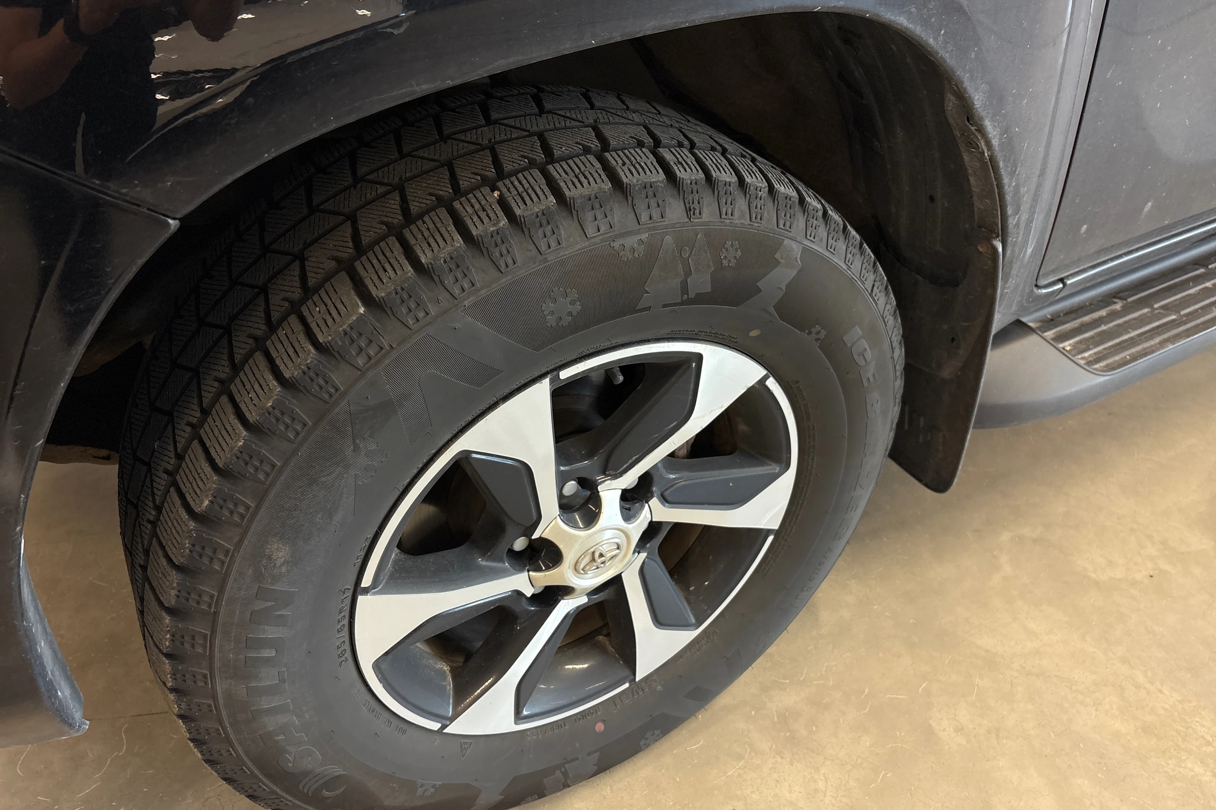 musta Toyota Hilux 2017 kuva 5.
