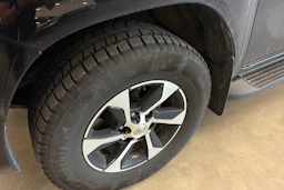 musta Toyota Hilux 2017 kuva 5.