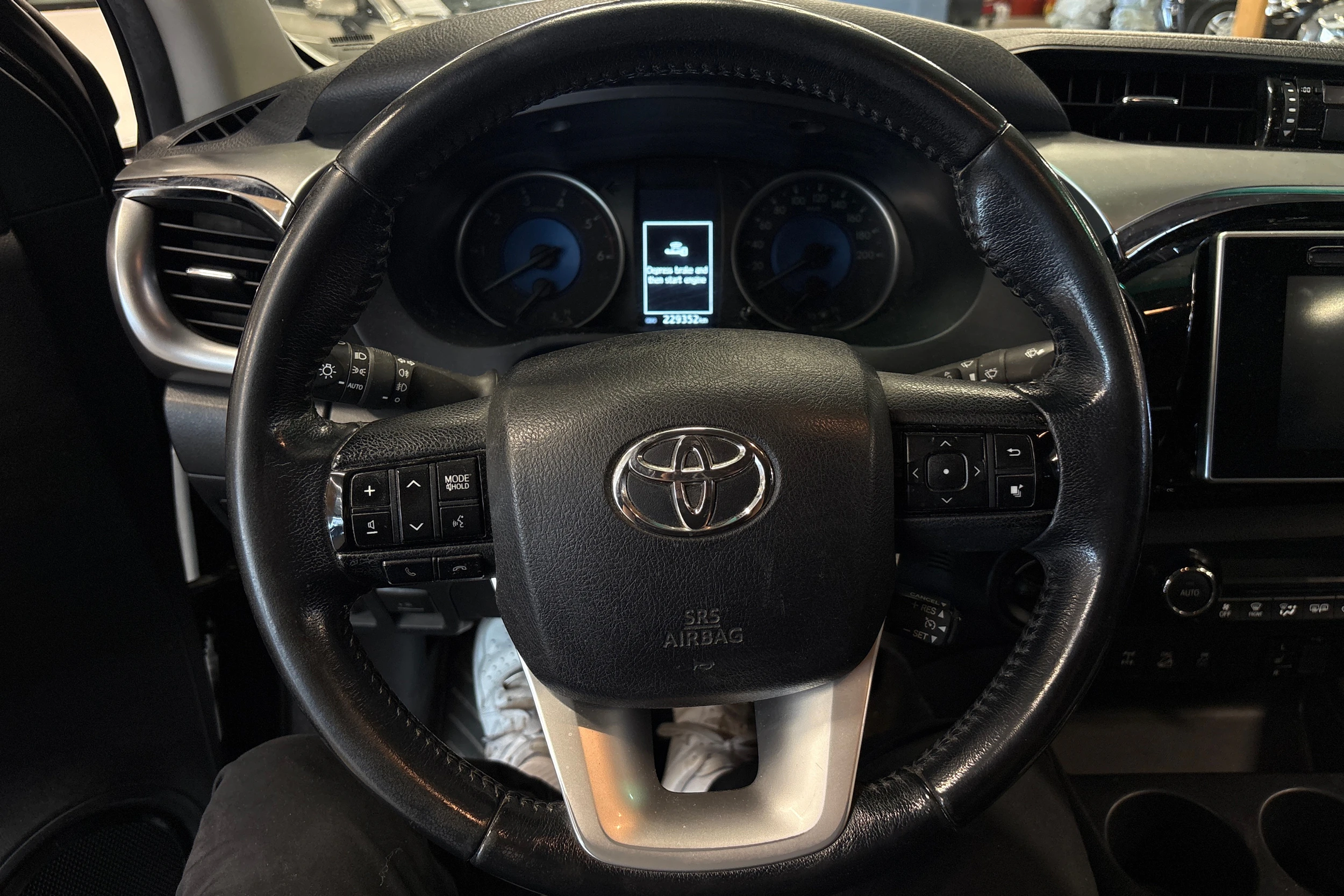 musta Toyota Hilux 2017 kuva 6.