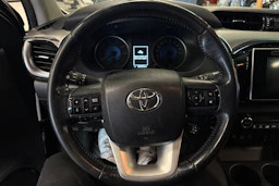 musta Toyota Hilux 2017 kuva 6.