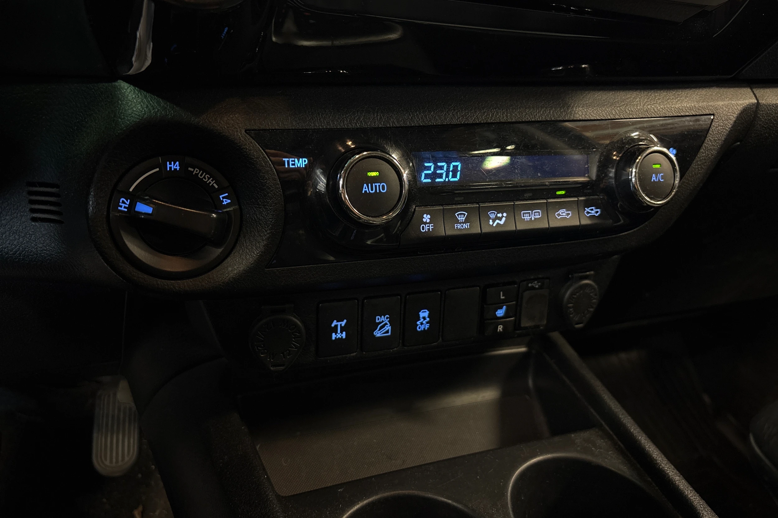 musta Toyota Hilux 2017 kuva 10.