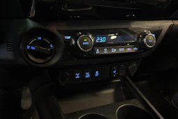 musta Toyota Hilux 2017 kuva 10.