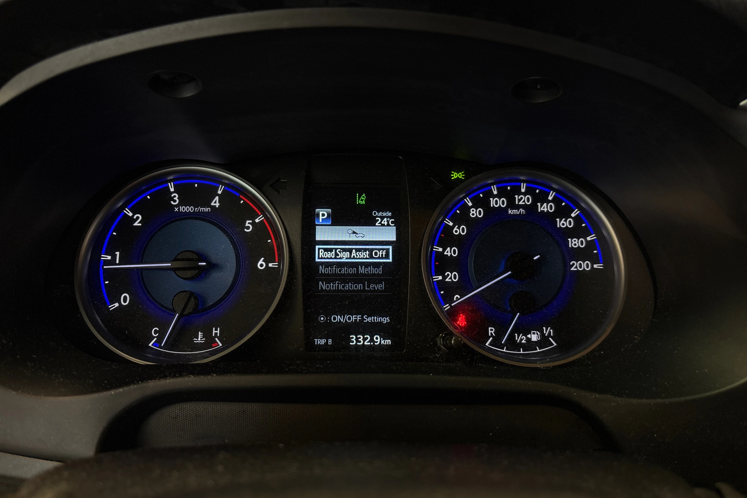 musta Toyota Hilux 2017 kuva 12.
