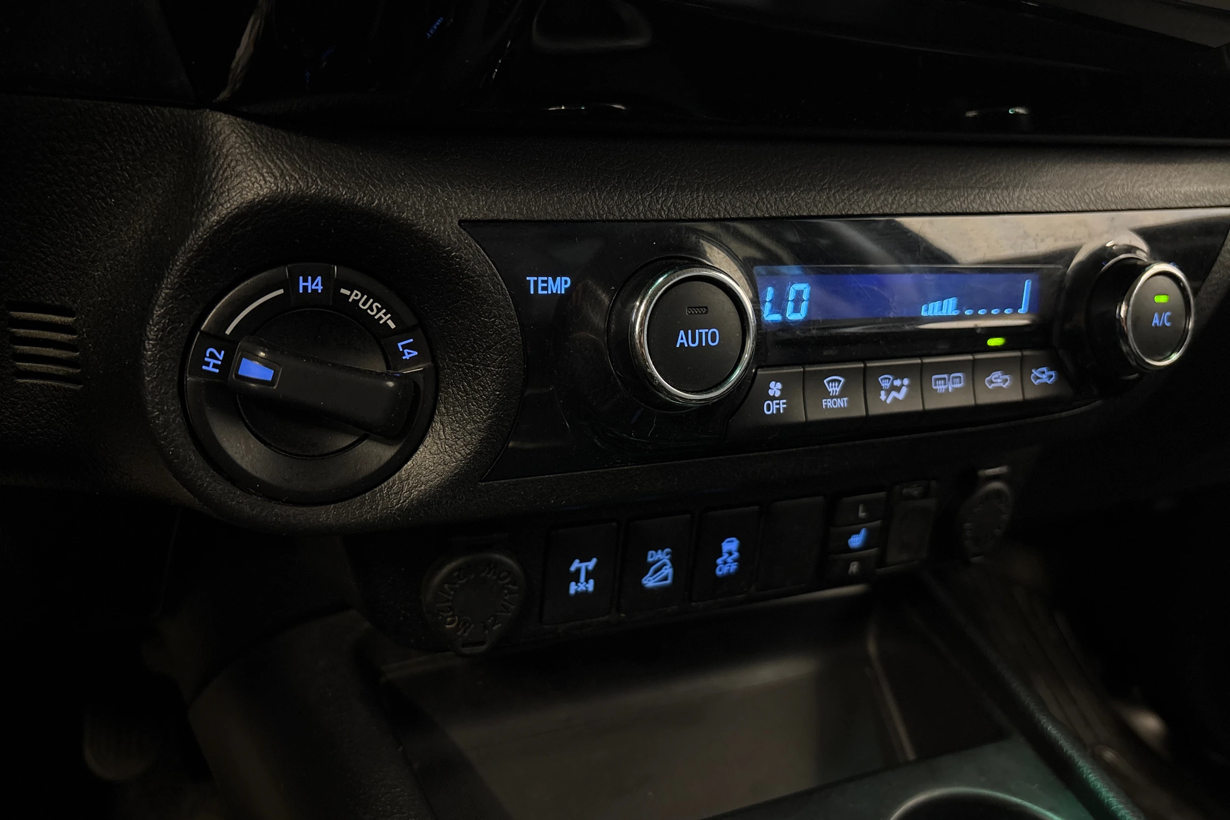 musta Toyota Hilux 2017 kuva 18.