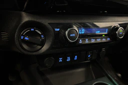 musta Toyota Hilux 2017 kuva 18.