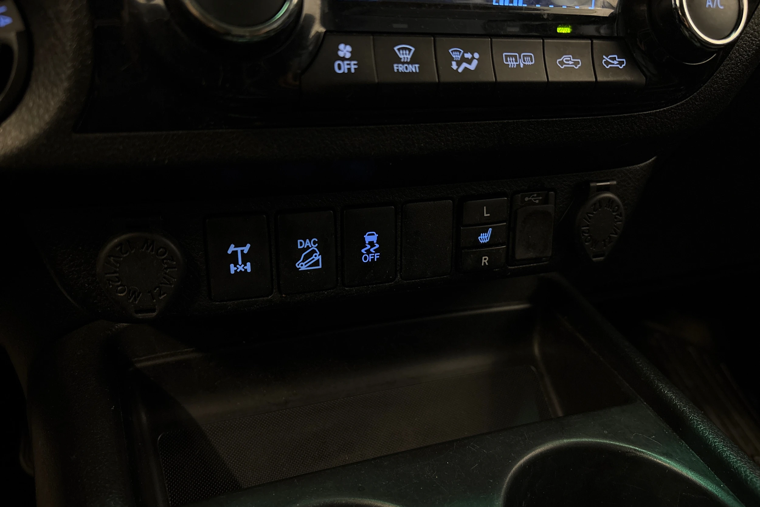 musta Toyota Hilux 2017 kuva 19.