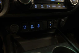 musta Toyota Hilux 2017 kuva 19.