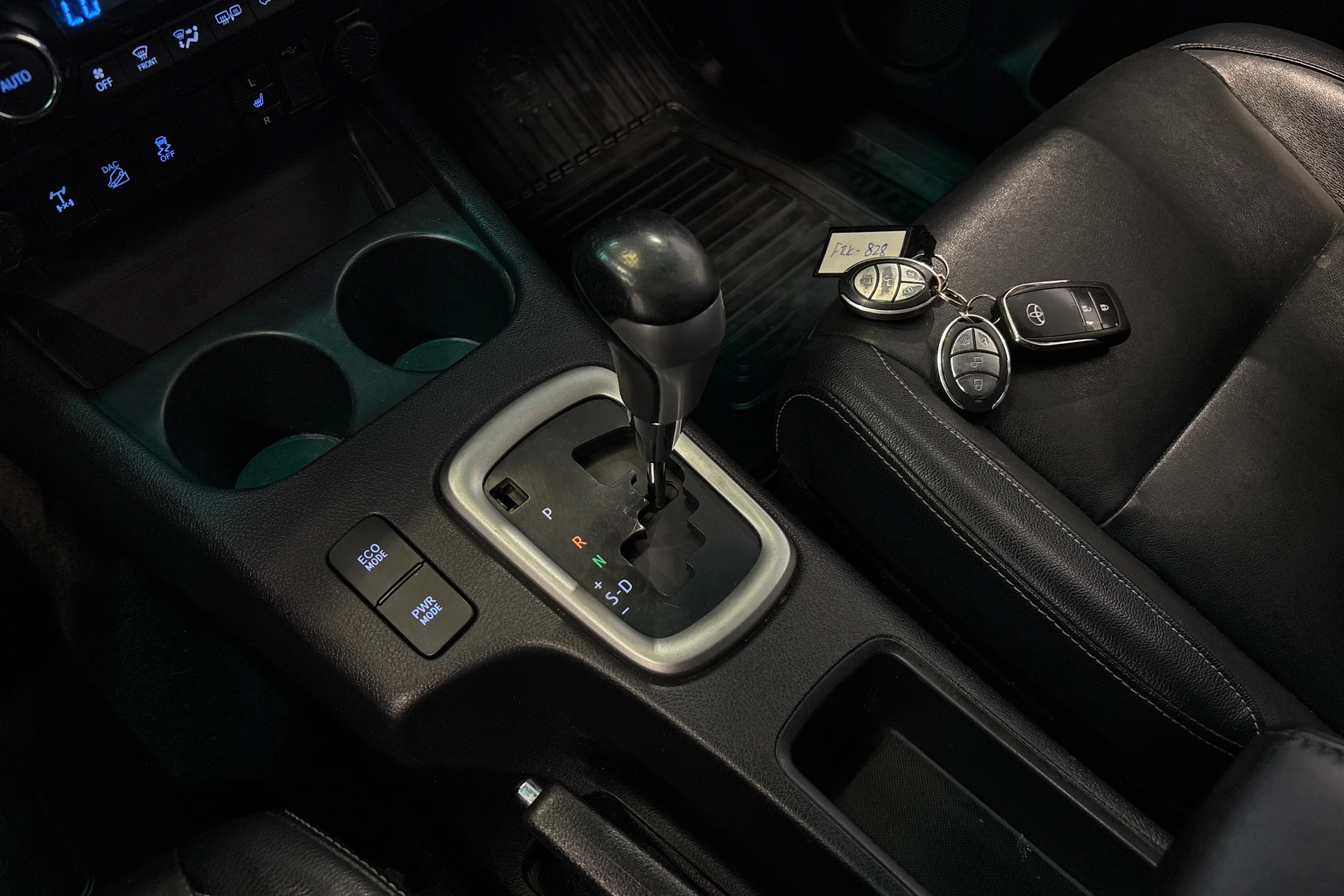 musta Toyota Hilux 2017 kuva 20.