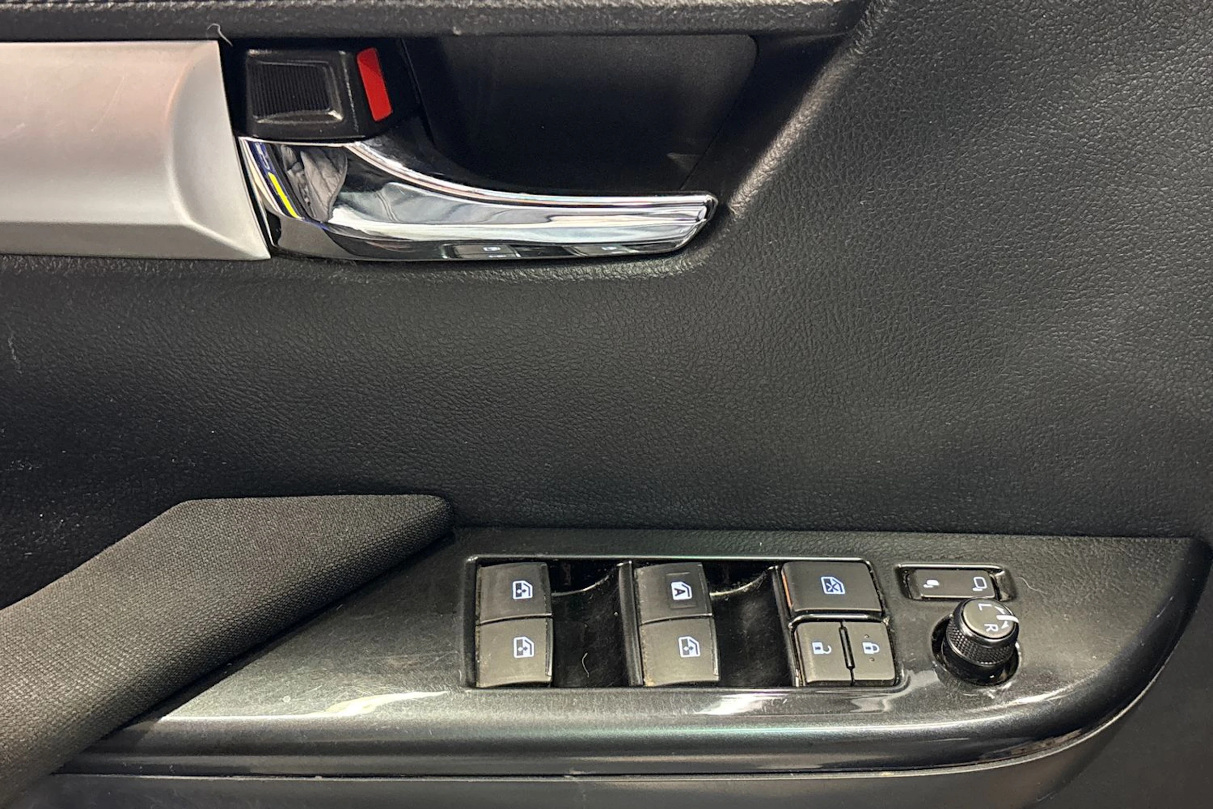 sininen Toyota Hilux 2017 kuva 13.