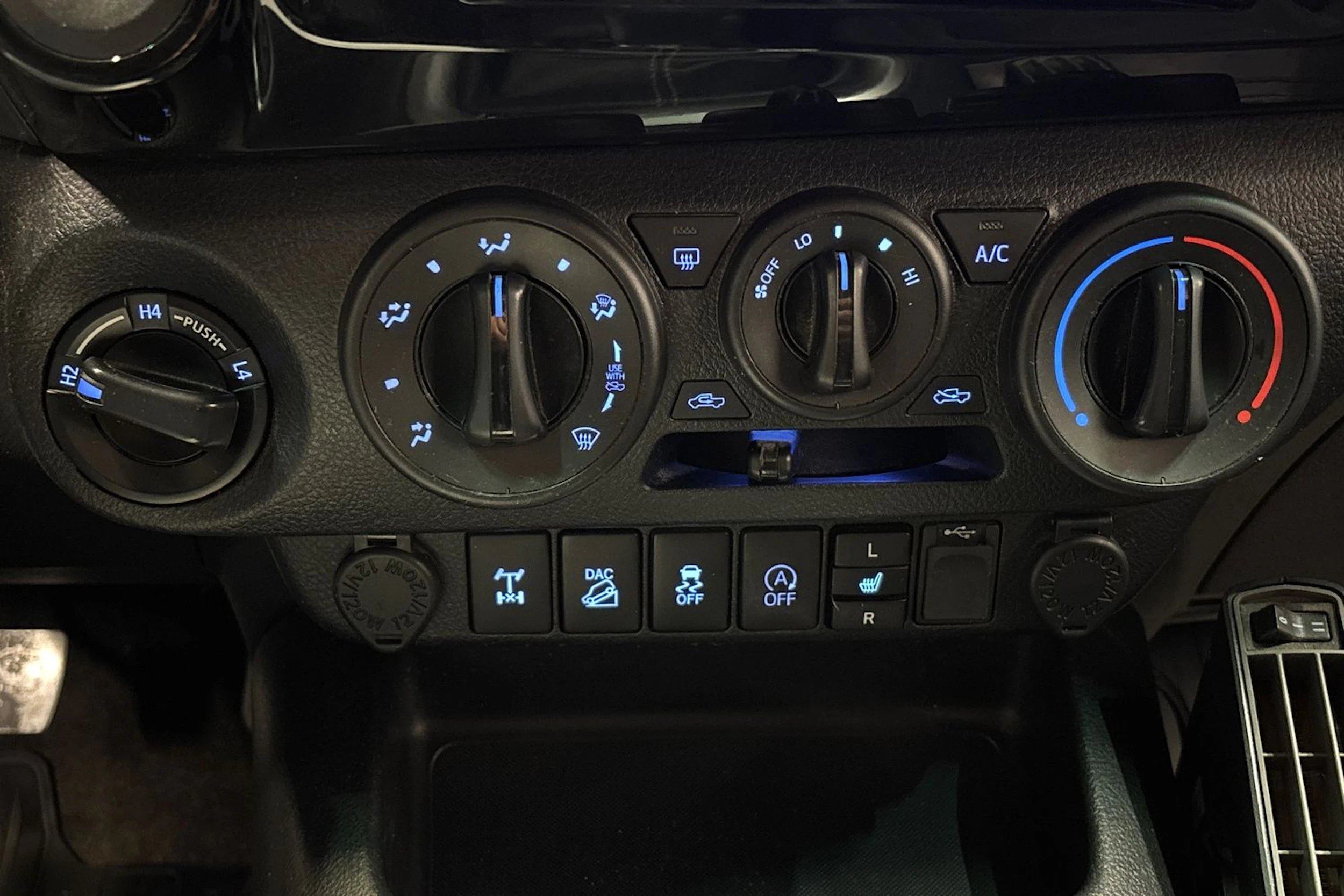 sininen Toyota Hilux 2017 kuva 23.