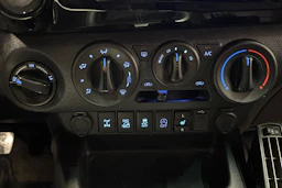 sininen Toyota Hilux 2017 kuva 23.