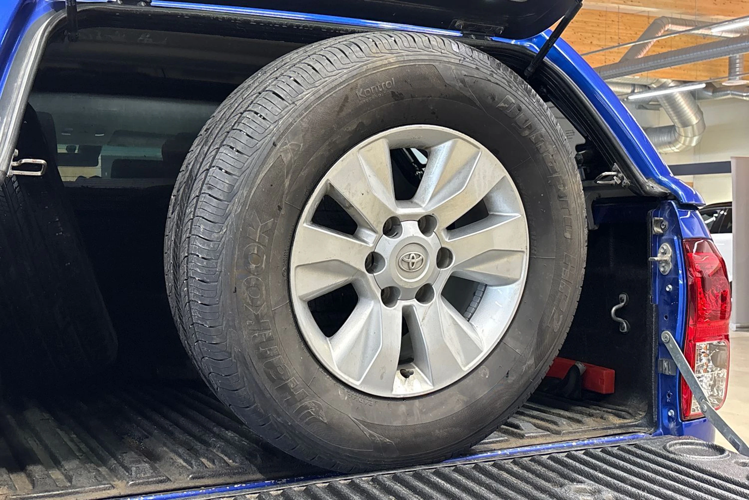 sininen Toyota Hilux 2017 kuva 31.