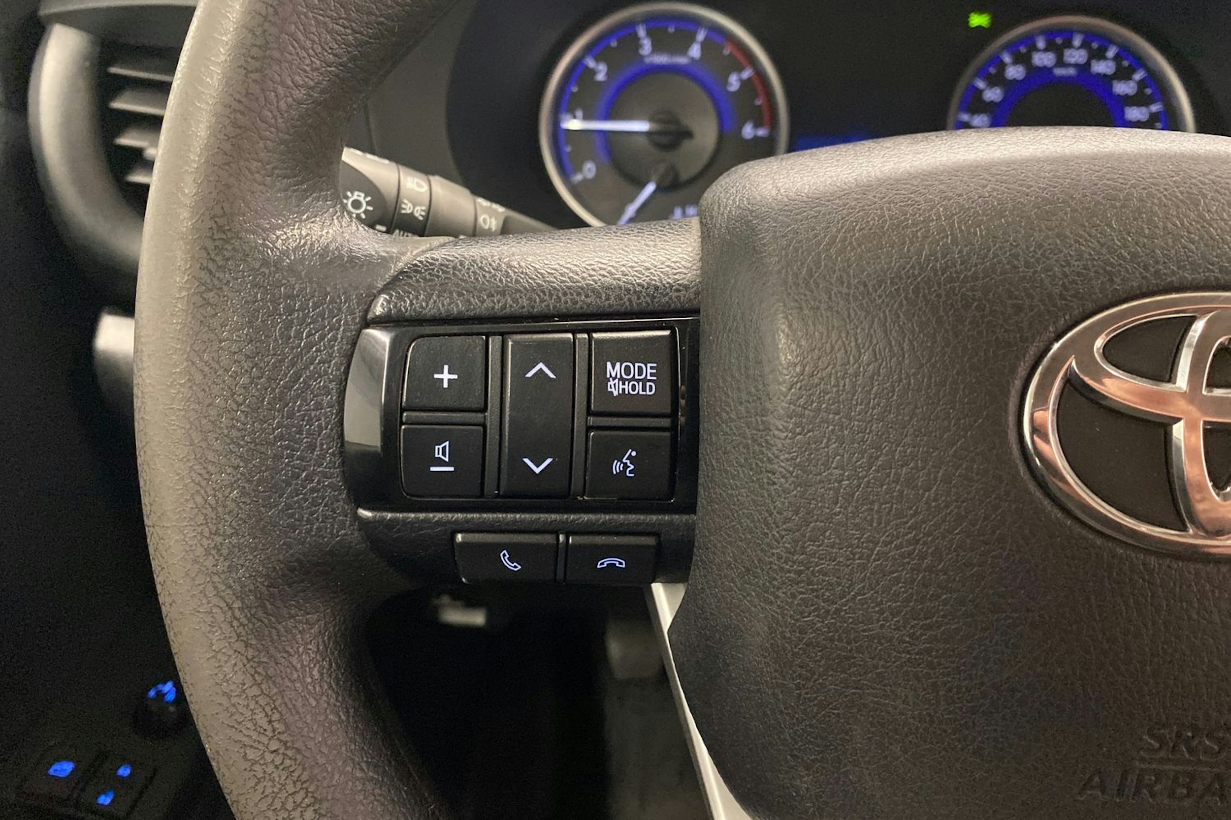valkoinen Toyota Hilux 2017 kuva 12.
