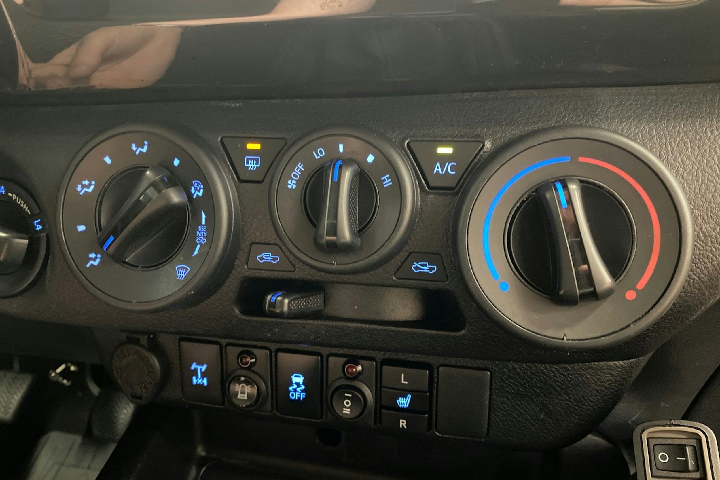 valkoinen Toyota Hilux 2017 kuva 15.