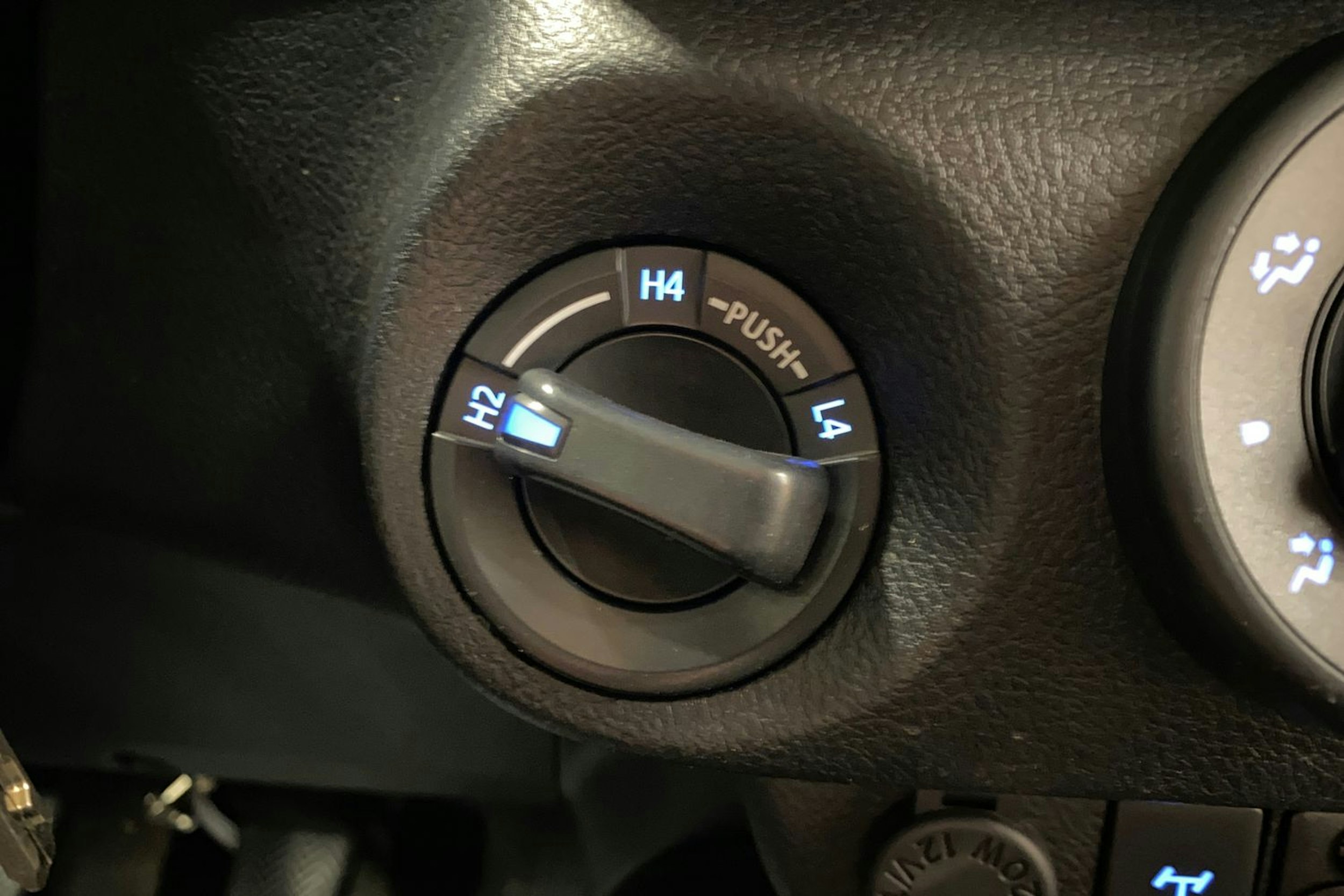 valkoinen Toyota Hilux 2017 kuva 16.