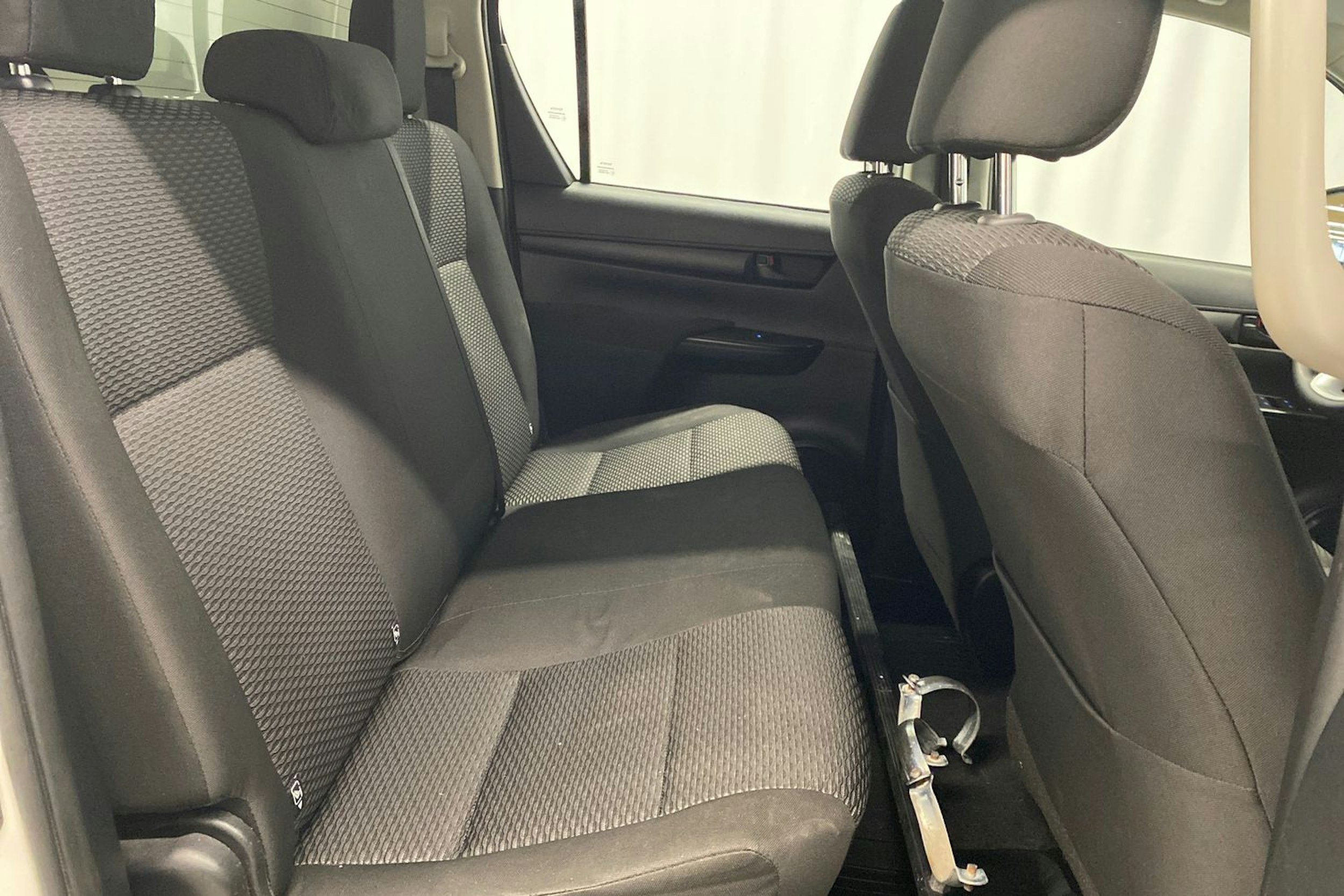 valkoinen Toyota Hilux 2017 kuva 19.