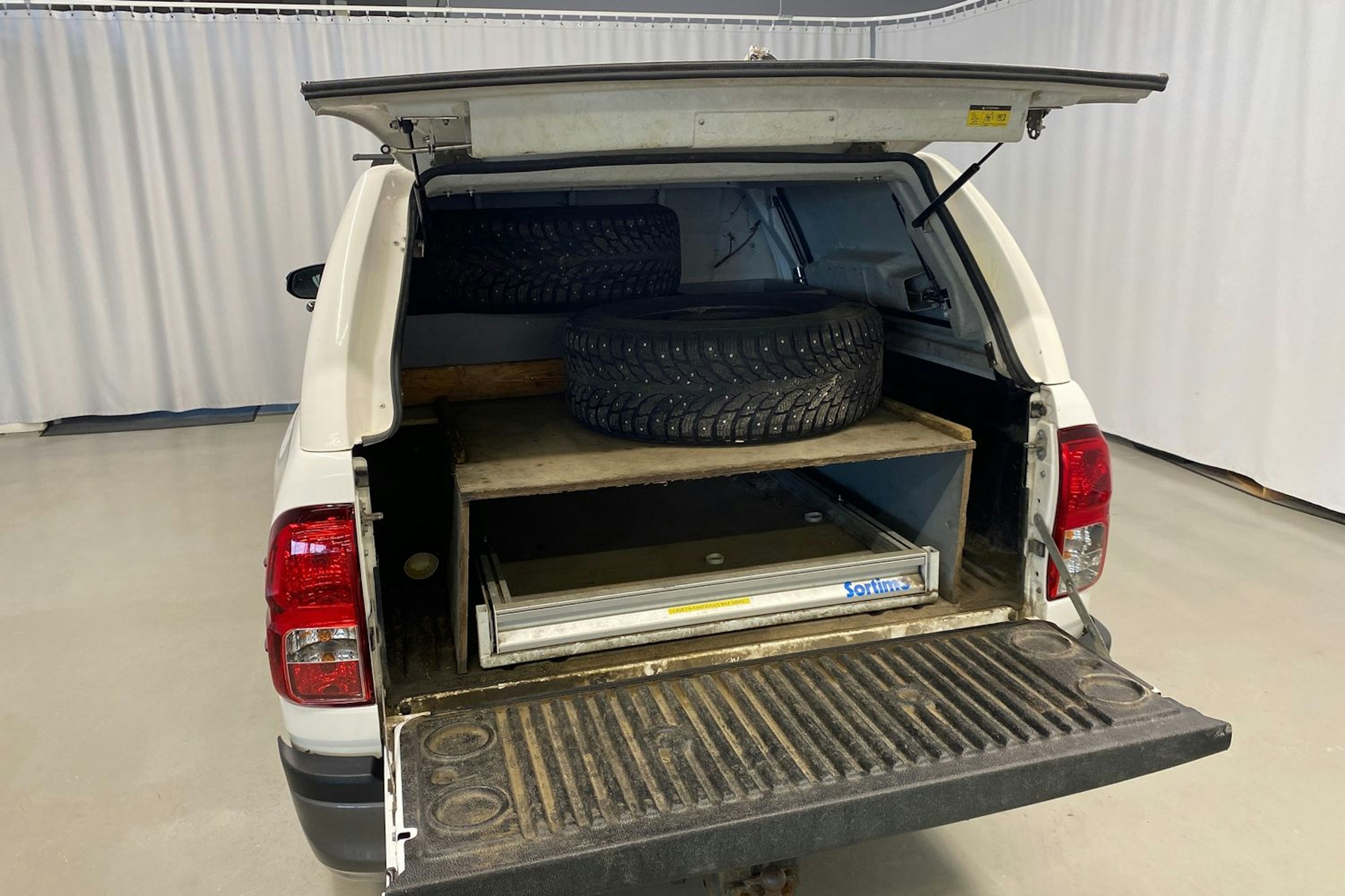 valkoinen Toyota Hilux 2017 kuva 21.