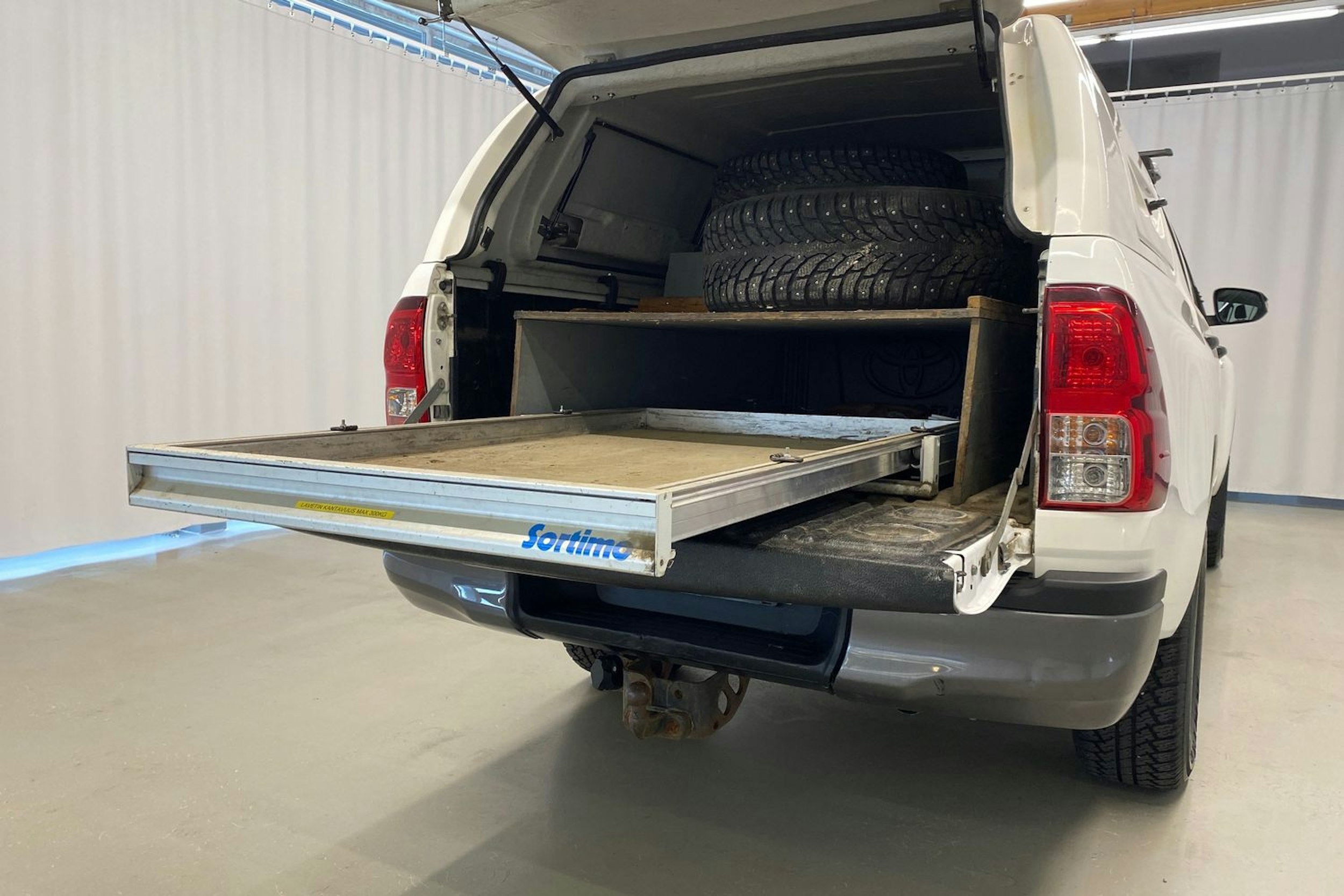 valkoinen Toyota Hilux 2017 kuva 22.