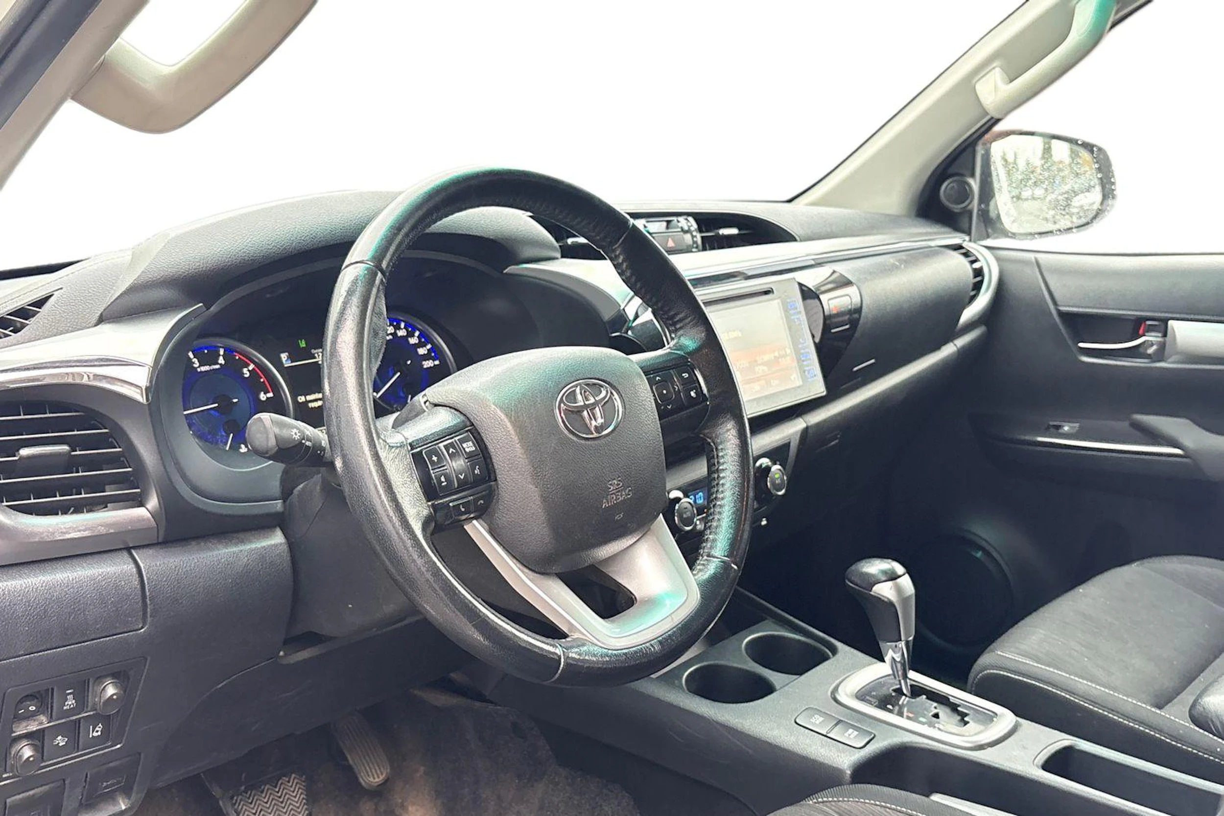 Valkoinen Toyota Hilux 2017 kuva 3.