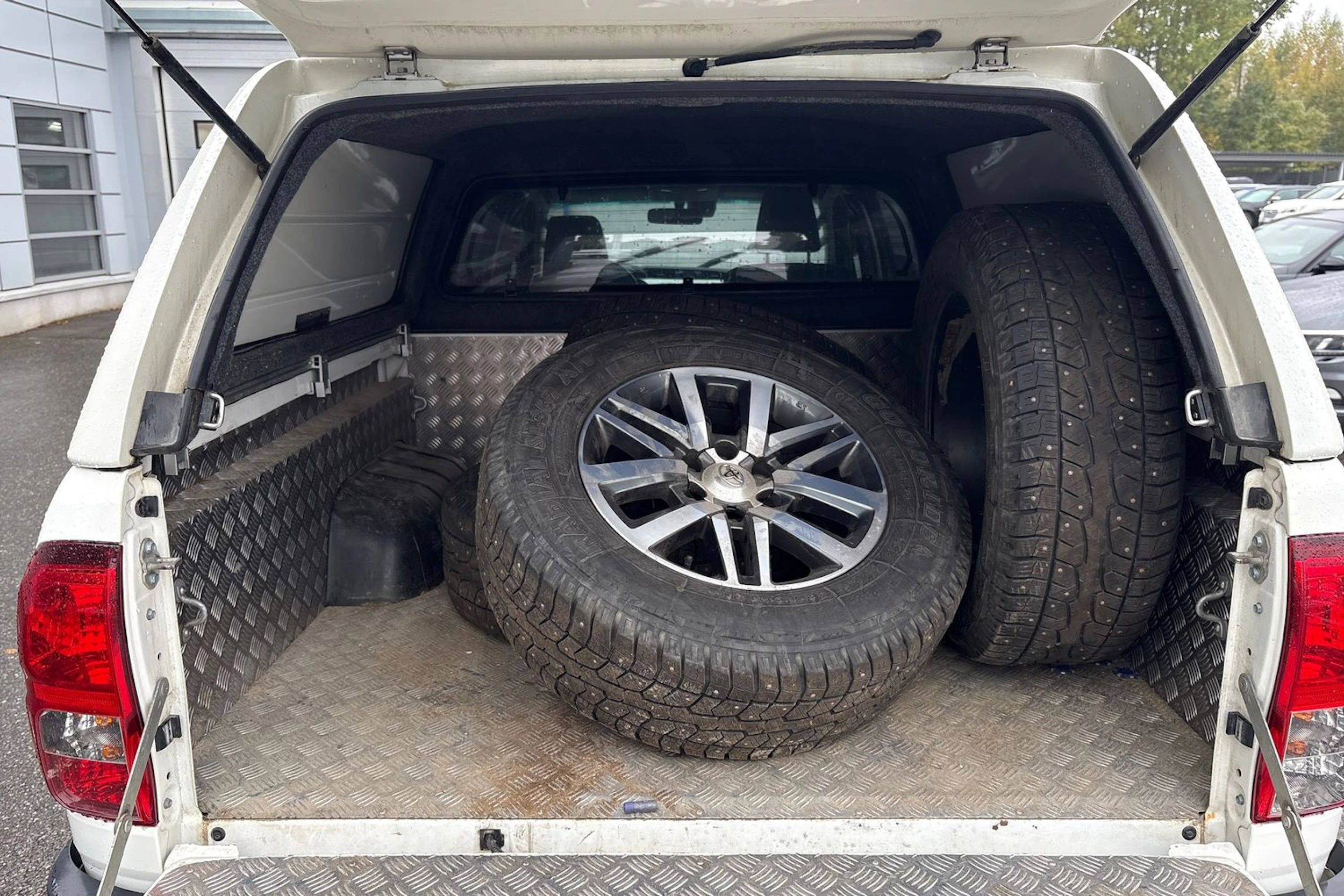Valkoinen Toyota Hilux 2017 kuva 4.